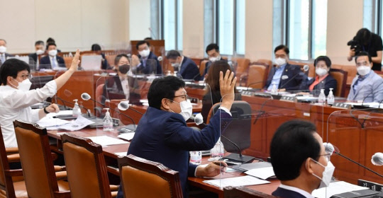 지난 16일 열린 국회 기획재정위원회 전체회의 모습. <연합뉴스>